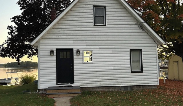 3-bedroom Lake Front home in lovely Michigan Center with AC