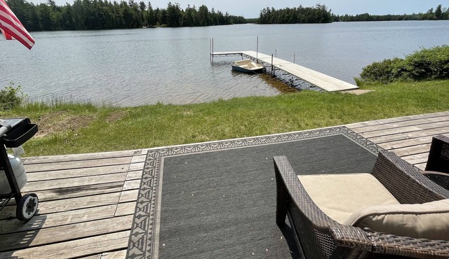 3 Bedroom, Lakefront, swimming, fishing, ATV, boating, 20 min from Marquette