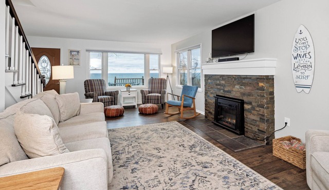 3 Bedroom Lakefront Retreat w/Amazing Water Views!