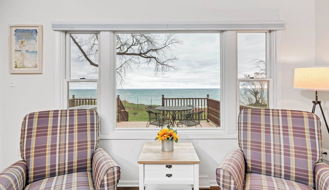 3 Bedroom Lakefront Retreat w/Amazing Water Views!