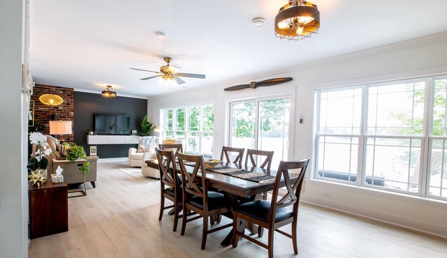 3 Bedroom Lakefront less than 1 hr from Halifax with Hot Tub, WIFI and AC