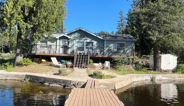 3-bedroom lakefront cabin with WiFi, AC and a private dock. Bring the family!