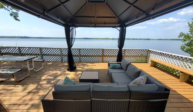 3 bedroom Lakefront Cottage on Kawartha Lakes close to the GTA. Pet friendly!