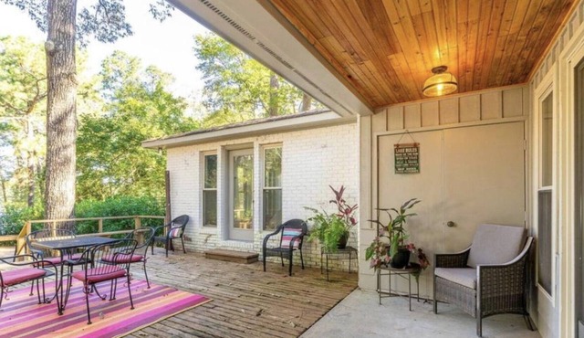 3-bedroom lakefront house in charming Hattiesburg with AC, WiFi. Enjoy your stay