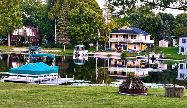 3-bedroom Lakehouse in tranquil Gladwin with AC, WiFi. Enjoy a peaceful getaway