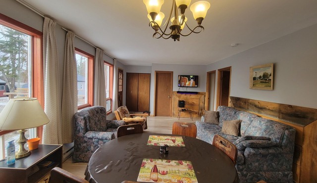3 Bedroom Lakeside cottage in Lake Dalrymple 6 adults+kids
