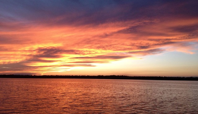 3 Bedroom Lakeview Cottage w/lake & dock access