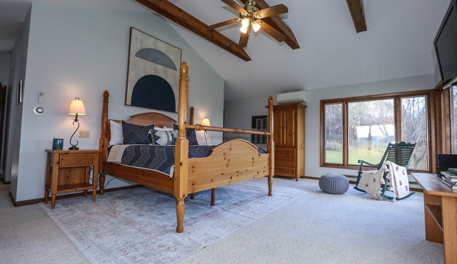 3 bedroom Lakeview home with New Hot tub!