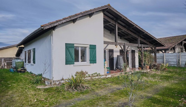 3-bedroom Landaise house on the Arcachon Basin, set in 900m2 of garden.