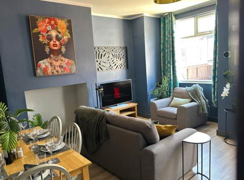 3 bedroom Leeds home for contractors & professionals with free Parking and Netflix nr motorway 5 mins to UKREiff