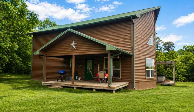 3 Bedroom located on 450 acres w/hot tub, private UTV Trails
