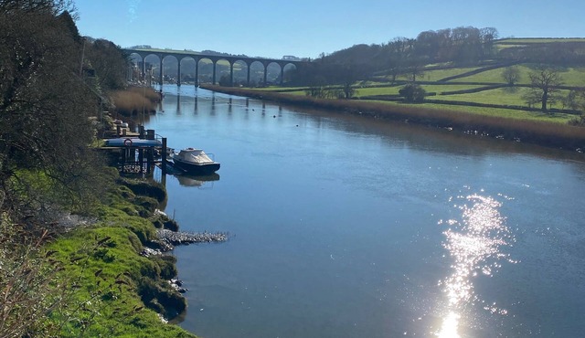 3 bedroom lodge on holiday park, sleeps 6 with hot tub