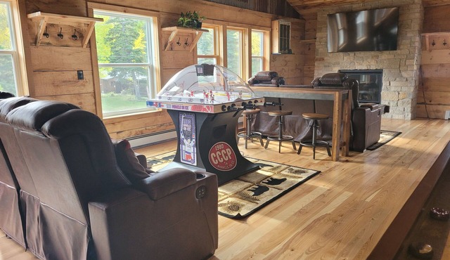 3 Bedroom Loft With Game Room ~ In The Heart Of Downtown Copper Harbor