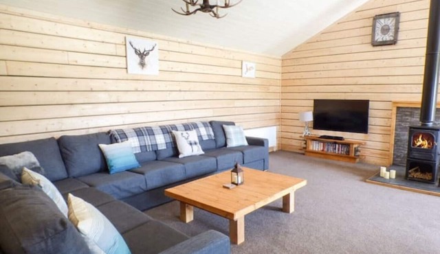 3 bedroom log cabin in Mid Wales with hot tub