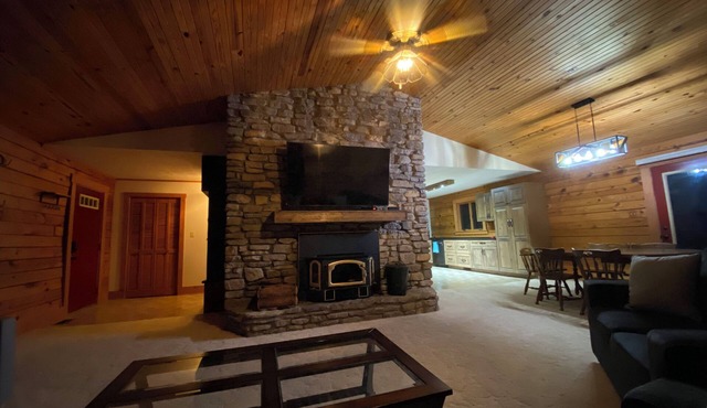 3 Bedroom Log Home located near Vienna Illinois ~ NO CLEANING FEE ~