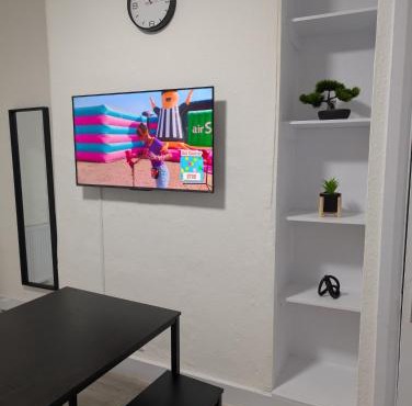 3 bedroom London with Garden near Tube Station