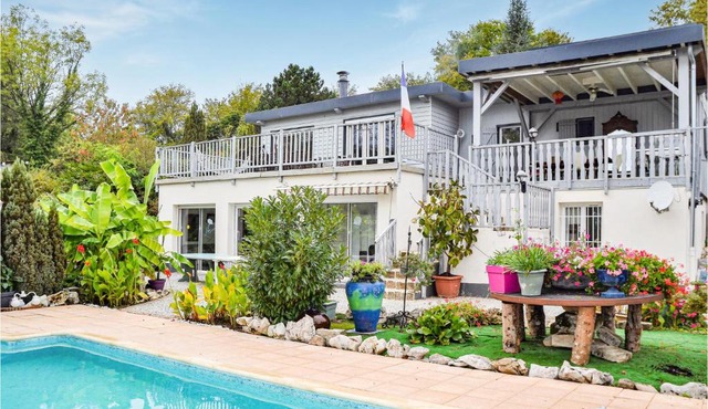 3 Bedroom Lovely Apartment In Chambornay-Lès-Pin