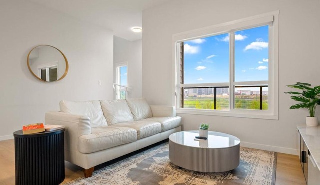 3 Bedroom Luxurious Seton Town Home with Central AC and Lake View