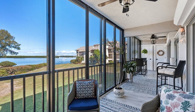 3 bedroom Luxurious Waterfront Condo & Community Amenities