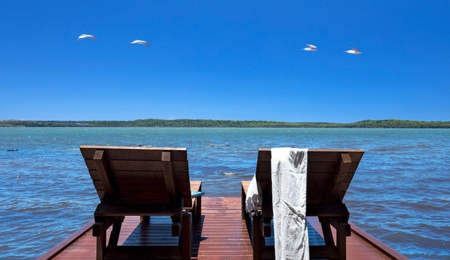 3 Bedroom Luxury Lakehouse - Stunning 3 bedroom Lakefront house with double spas