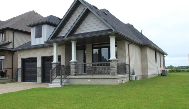 3 Bedroom Luxury Detached House in Elora