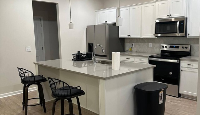 3 bedroom Luxury House with AC,WiFi, free laundry and garage. Enjoy your stay