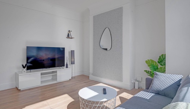 3 Bedroom Luxury House near Subway, Tottenham Stadium with Garden and Parking