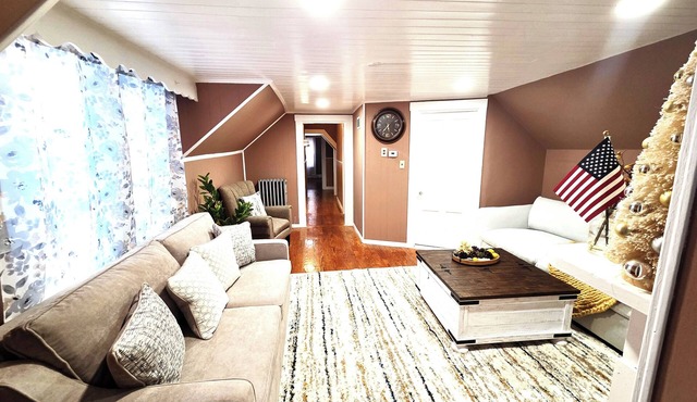 3-bedroom Luxury Loft Family-Friendly Home + Free Parking