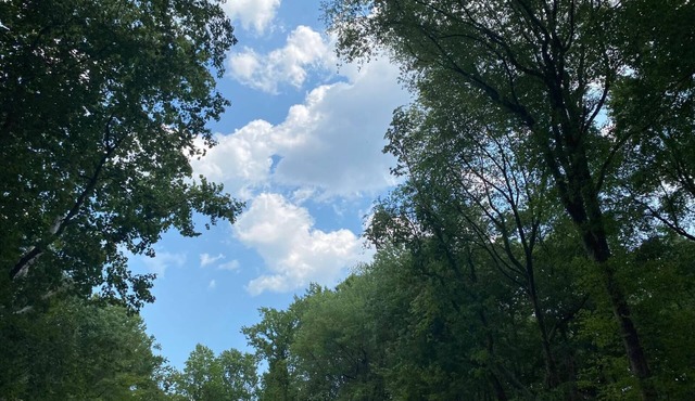 3-bedroom luxury vacation townhome in charming Glen Burnie with WiFi, AC