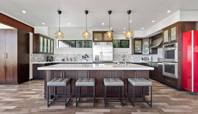 3-bedroom mid-century modern house in Sherman Oaks, beautiful views, and a pool.