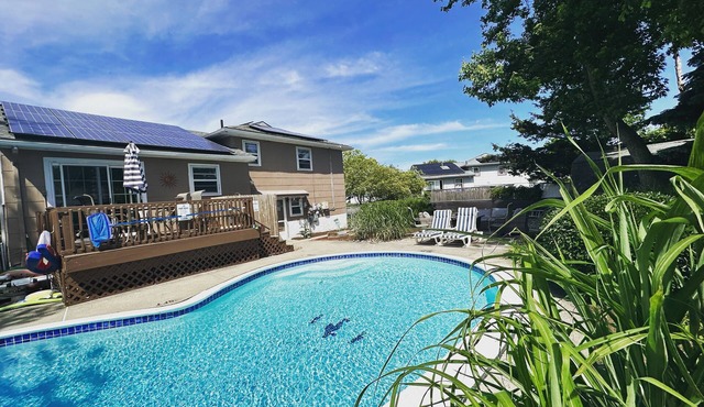 3 Bedroom Mimosa Pool Oasis, Sleeps 8, Outdoor Shower &Hot Tub.Dog & EV Friendly