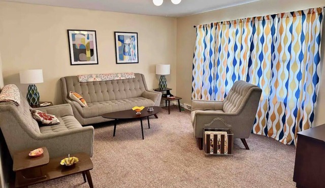 3 Bedroom Minutes to Historic Downtown