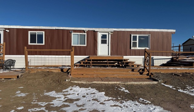 3-bedroom mobile home with horse pasture in welcoming Evansville with WiFi
