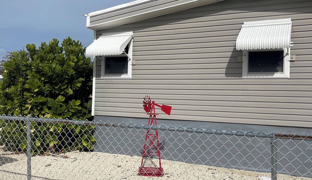 3-bedroom mobile home in soothing Key Largo with WiFi, AC