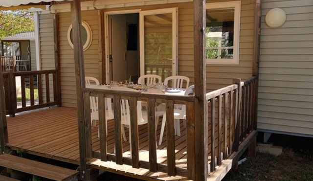 3-Bedroom Mobile Home with Terrace in Collias