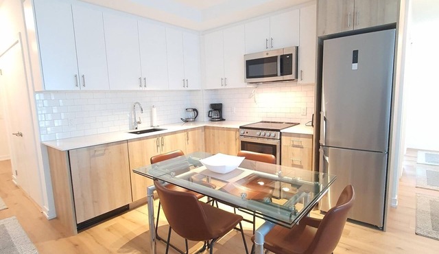 3 bedroom Modern Condo Bright Great Location + Gym