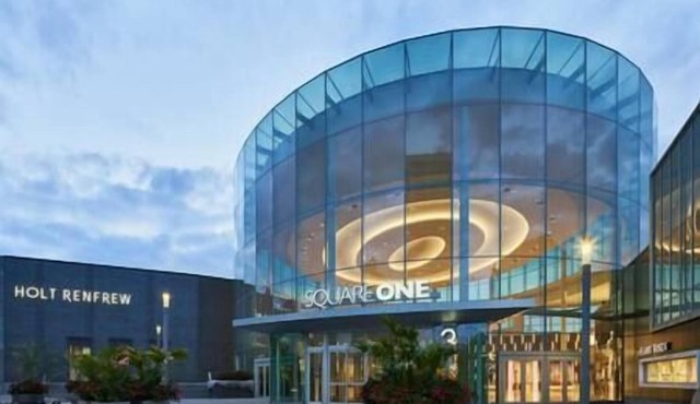 3 bedroom Modern Condo Bright Great Location + Gym