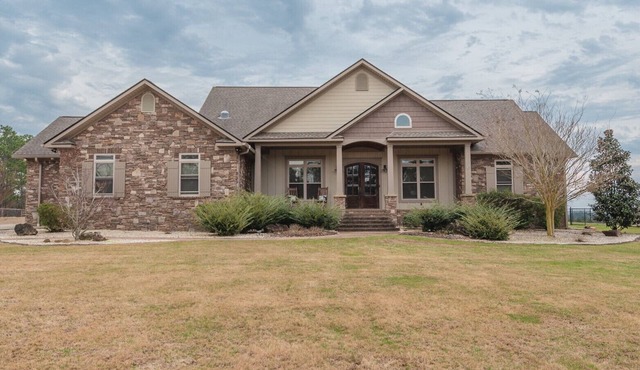 3-bedroom modern farmhouse retreat near the Masters w/pool and hot-tub