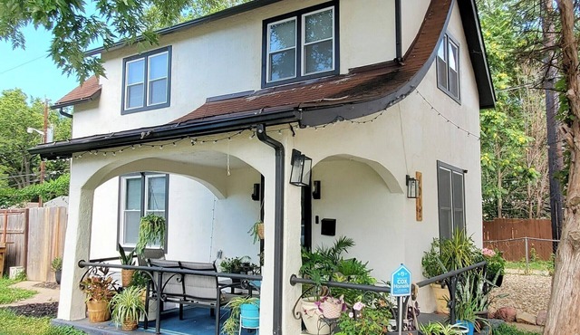 3-bedroom Modern home in welcoming Topeka with WiFi, AC