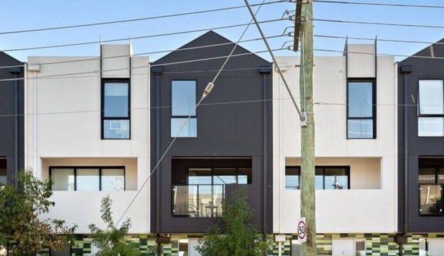 3 Bedroom Modern Living in the Centre of Clayton!