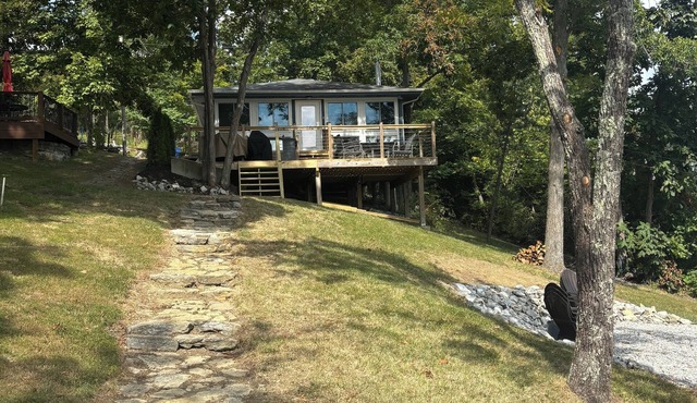 3-bedroom modern mid century cabin! nHot tub, fire pit and lake front