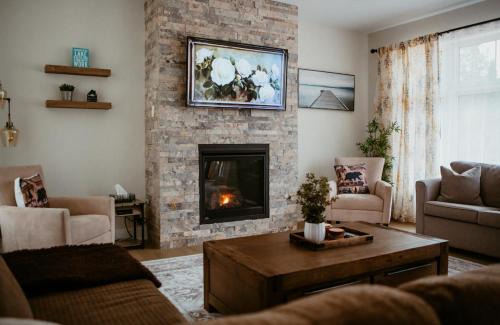 3 Bedroom Modern Muskoka Retreat with King Bed and Hot Tub