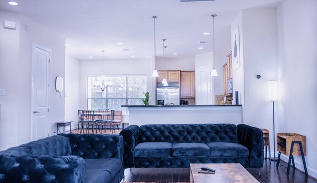 3-Bedroom Modern TownHome With King Bed in Houston Downtown Area