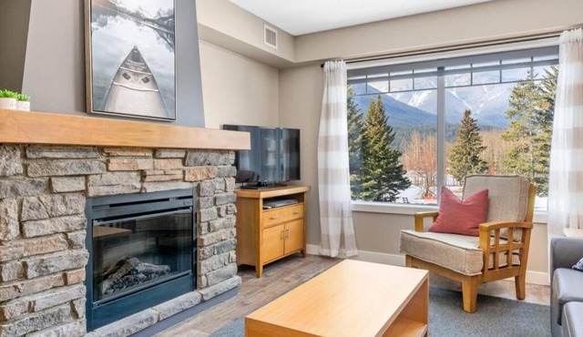 3 Bedroom Mountain Retreat New full-renovation Near Banff Canmore Sleeps 8 Sanitizing Protocols NEWLY UPGRADED HIGH-SPEED WIRELESS INTERNET