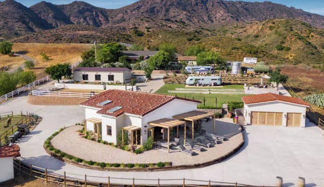 3-bedroom Mountain-View Farmhouse Ranch Retreat in the Santa Monica Mountains