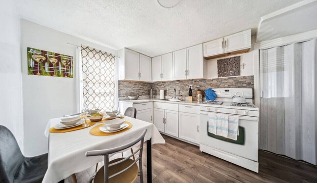 3 bedroom near Cleveland Clinic, UH, Hopkins Airport, up to 8 guests