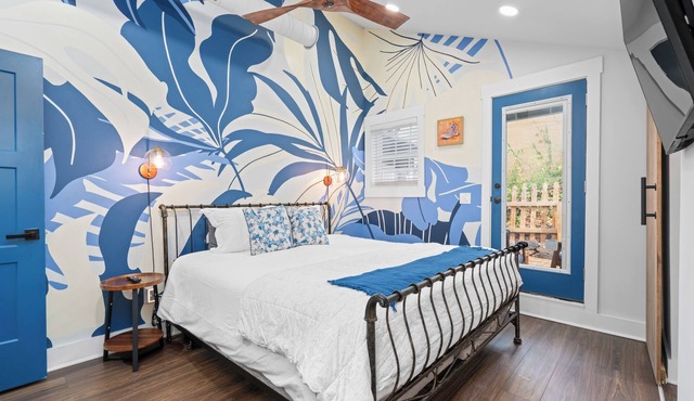 3 Bedroom near Midtown & Stadium, King Bed, Quiet Neighborhood, Pets Welcome