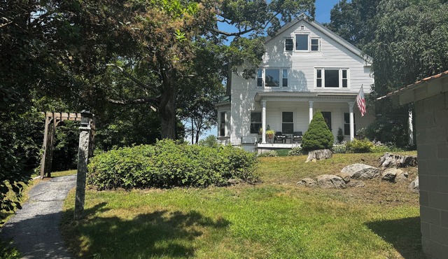 3 bedroom NH Farmhouse Near Lakes, Mountains, Golf, Downtown & Wedding Venues