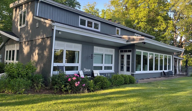 3-bedroom. Park-like private setting. Pool. 40 min from Oakmont, PA US Opener.