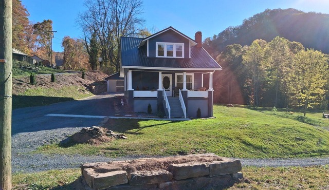 3-bedroom peaceful farmhouse on the Greenbrier outside of Hinton with central AC